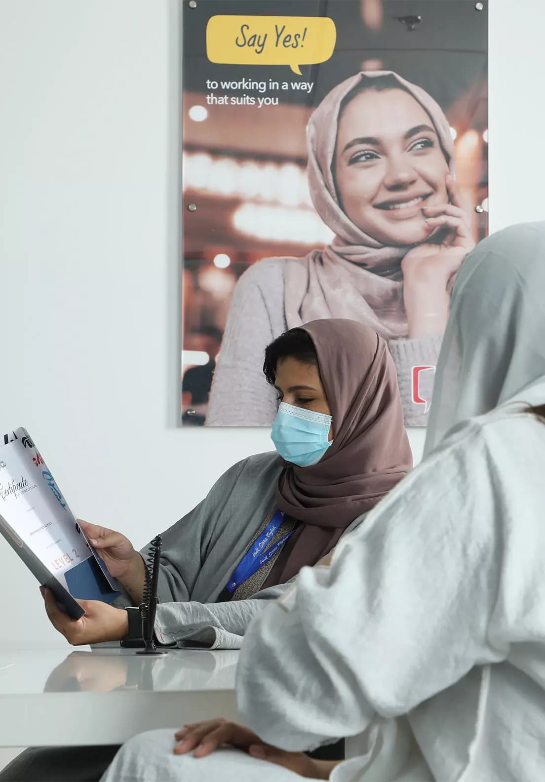 متعلّمون في فصل إنجليزية الأعمال في وول ستريت إنجلش سلطنة عُمان